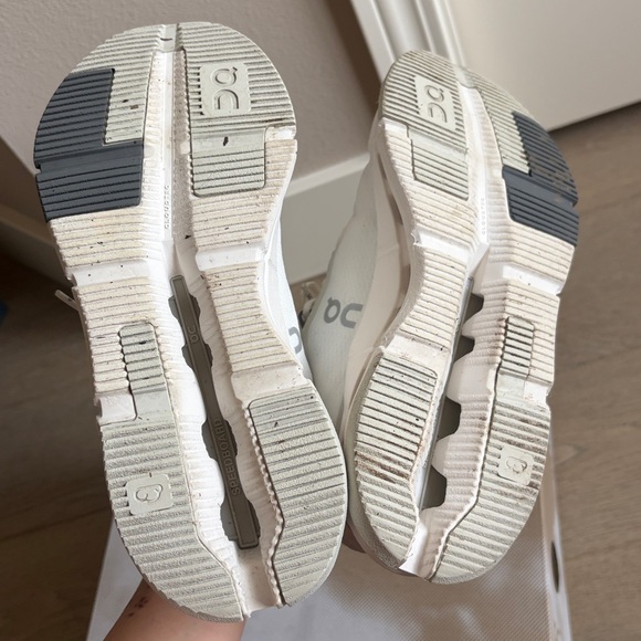 GUC on running cloudnova 2 ice/sand size 5.5 with original shoe box - Picture 11 of 16